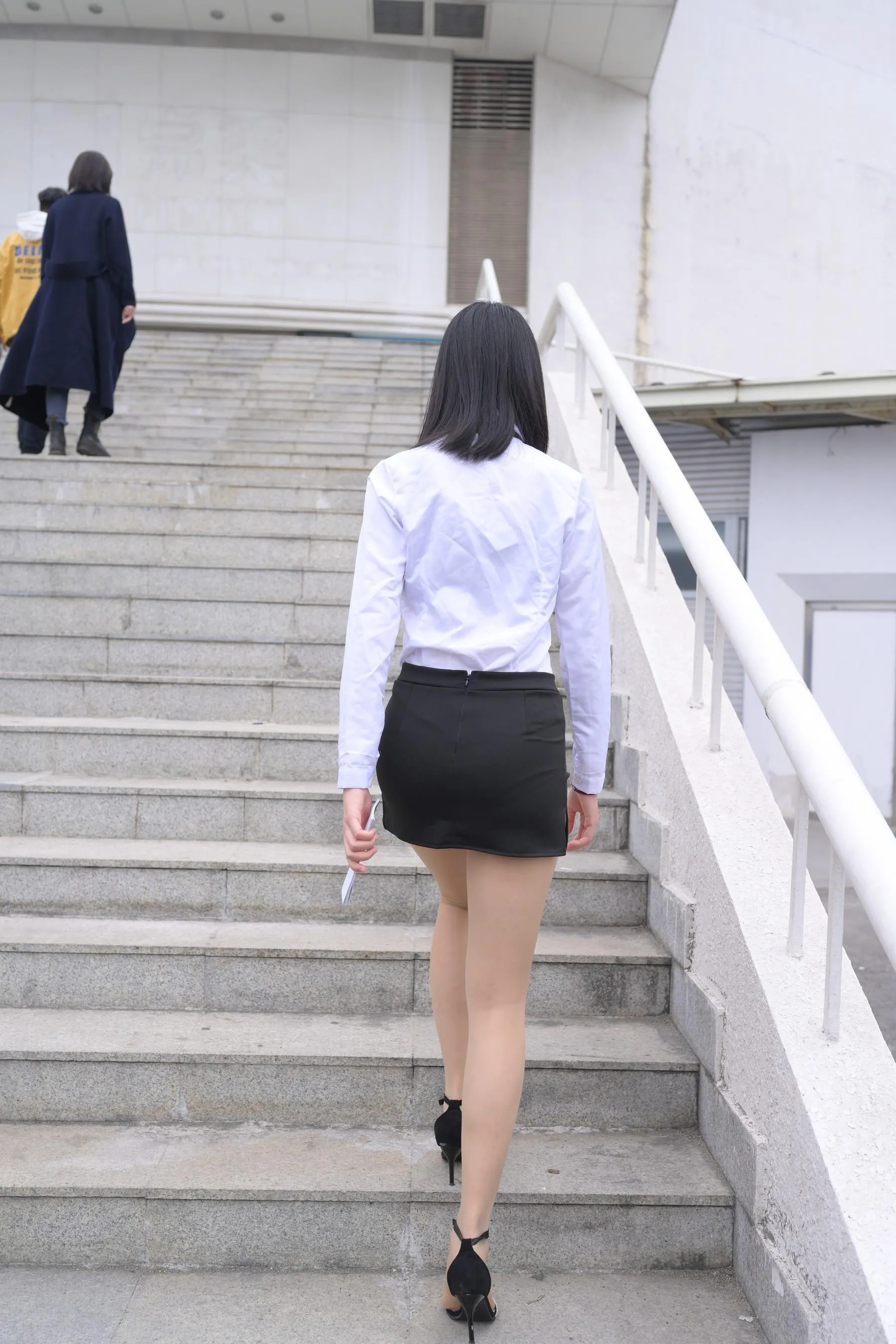 [魔镜街拍] NO.084 程生街拍-商城推销美女长腿肉丝制服 [456P]插图